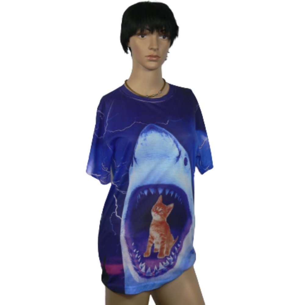 GRAPHIC TEE SHARK